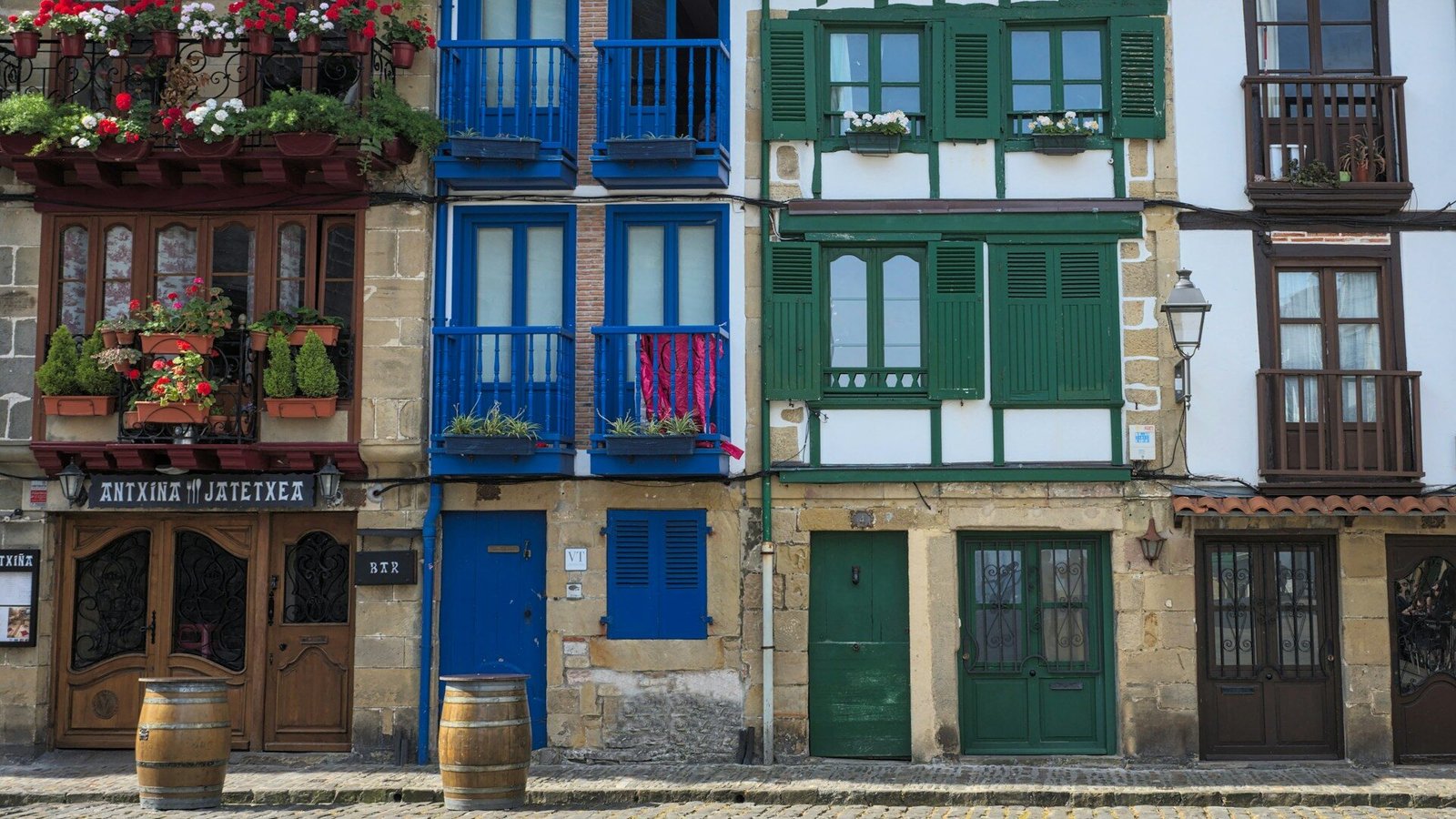 Fachada de casa en el casco histórico de Lezo — Reformas Ordoñez fachada estrecha de una casa del casco histórico de Lezo con balcones
