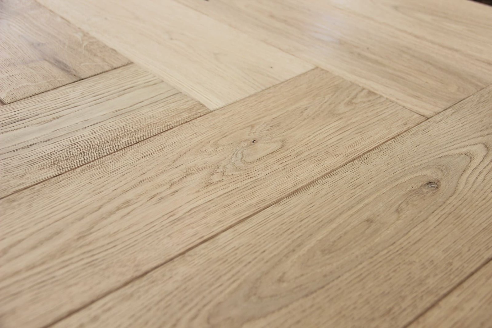 Instalación artesanal de parquet en Irún - Suelos de madera noble con acabado perfecto
