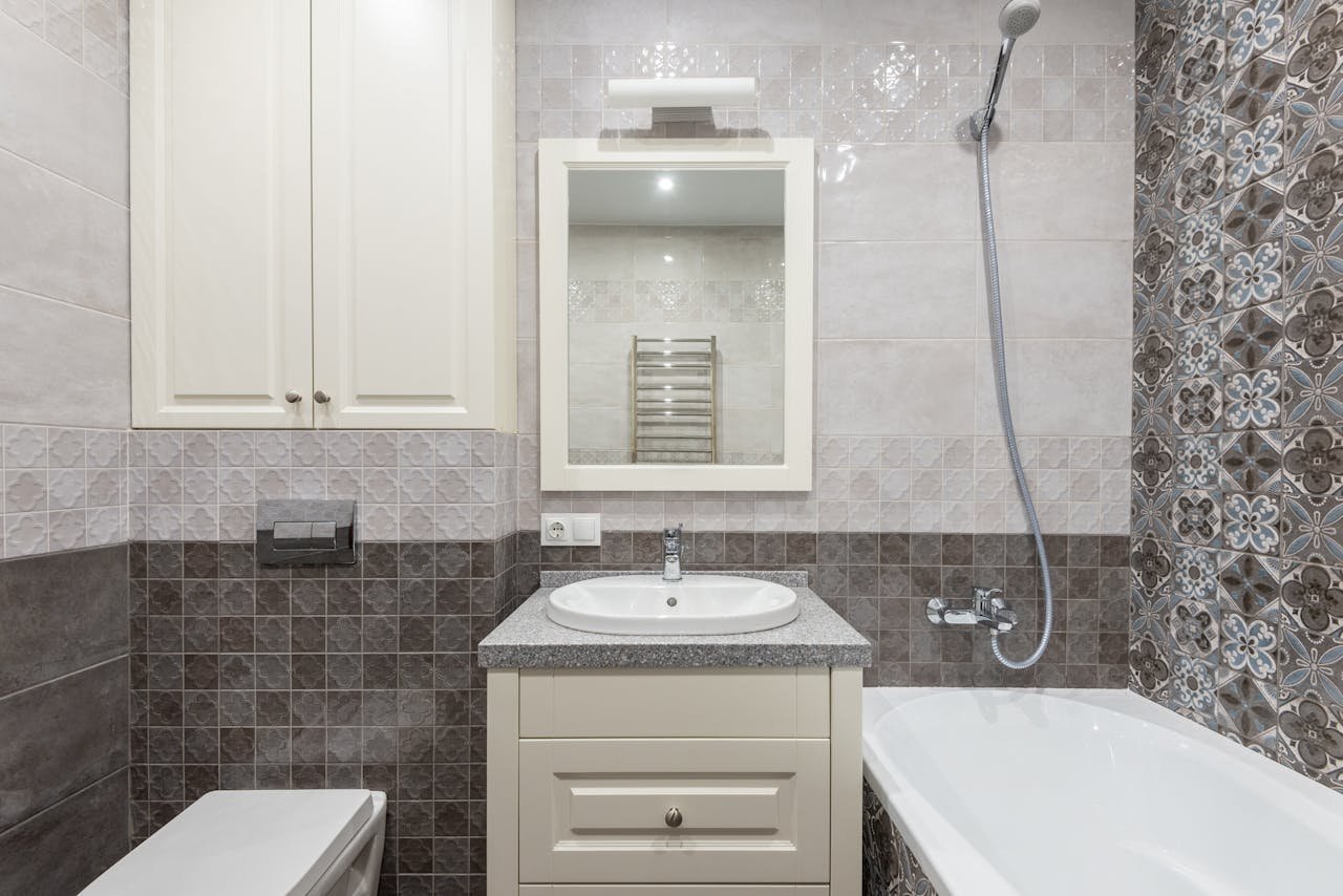 Baño con azulejos modernos en Bilbao