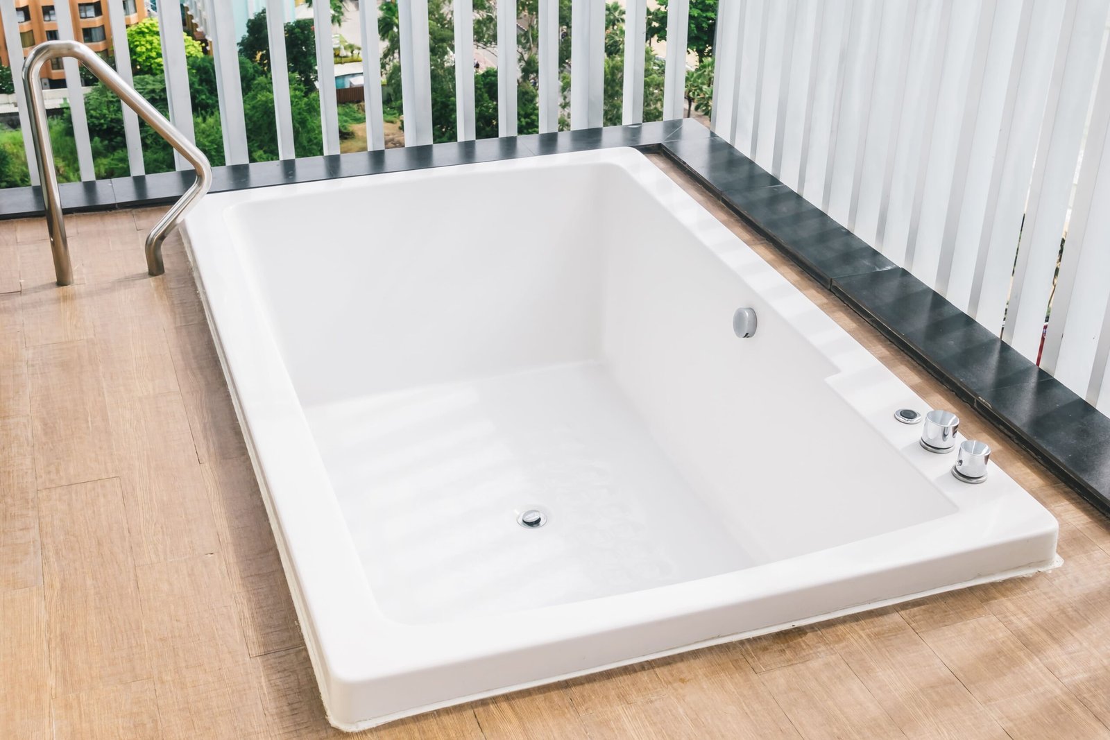 résultat conversion baignoire-douche sécurisée à Hendaye : douche extra-plate avec barre d'appui, pensée pour un usage autonome et sécurisé