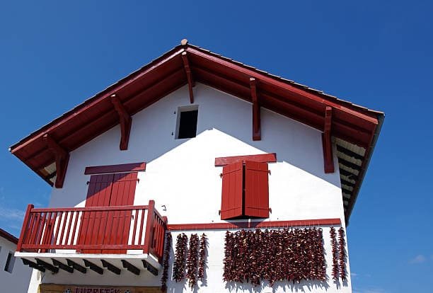 Rénovation façade traditionnelle Urrugne - Artisan RGE Pays Basque