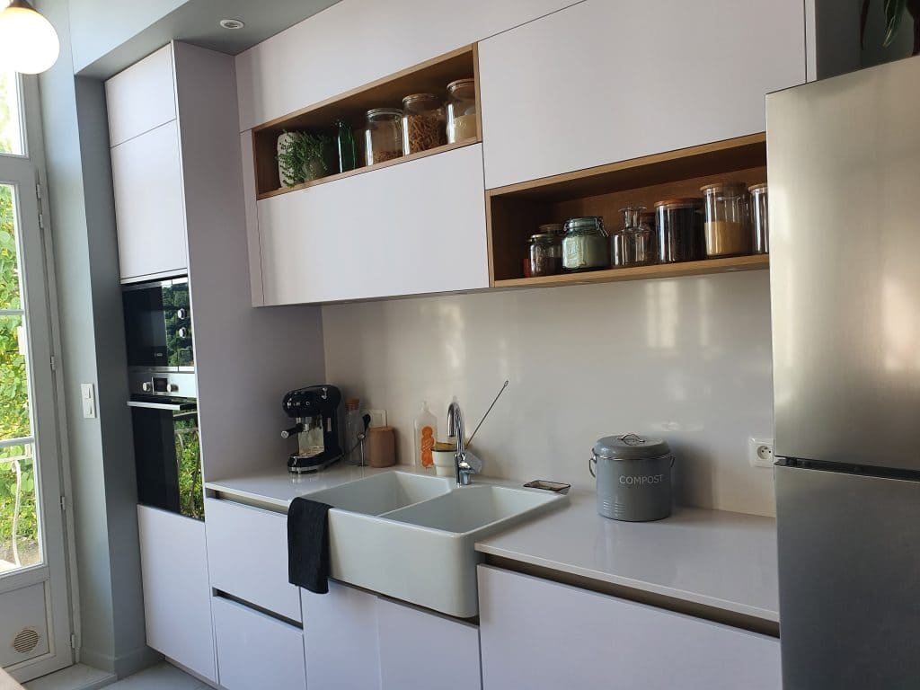 antigua galería de un piso de San Sebastián incorporada a la cocina, con ventana nueva y columna de lavadora y secadora