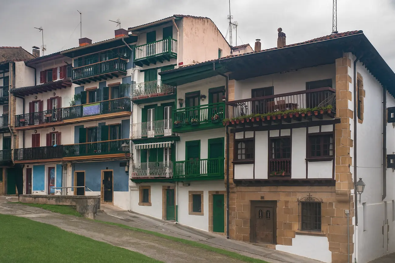 façade rénovée à Biriatu : façade de maison au bord de la Bidassoa avec enduit neuf fraîchement appliqué
