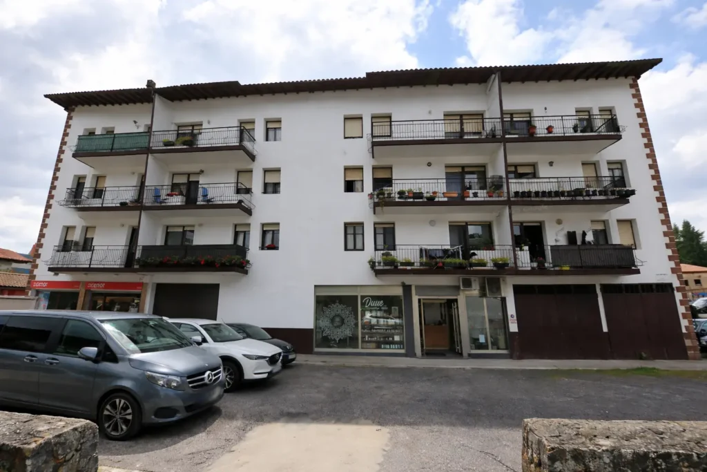 Empresa de Reformas en General en Bera de Bidasoa reformando una copropiedad con calidad y garantia