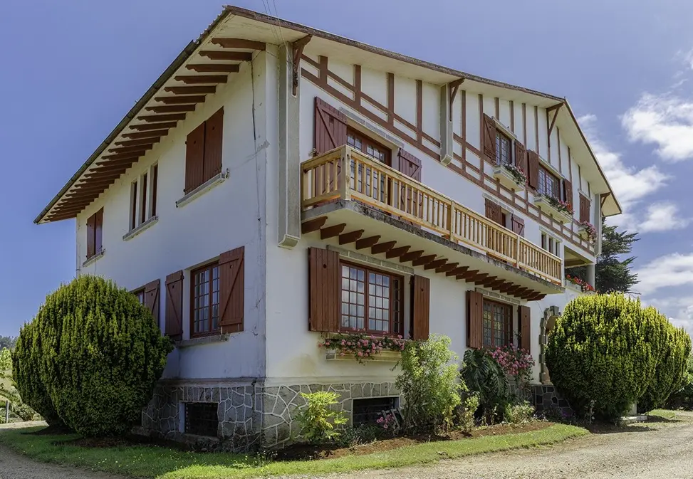 Fachada restaurada a las afueras de hendaya por nuestra empresa de rehabilitación de fachada | Reformas Ordoñez