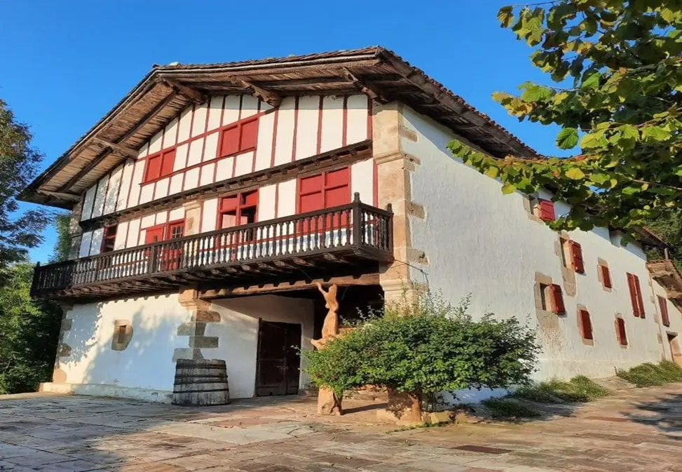 Reforma de Fachada hecha por nuestra empresa de reformas ordoñez a las afueras de urrugne