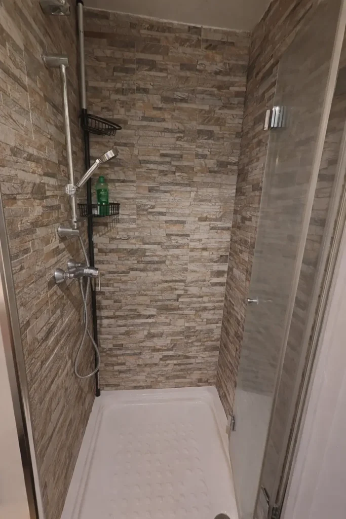 Reforma de baño pequeña reformada pour nuestra empresa de reformas de baños