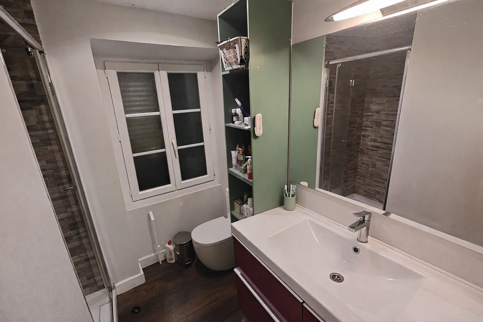 Baño sin bidé con ducha amplia en Errenteria — Reformas Ordoñez baño pequeño de Errenteria con el bidé retirado y una ducha de 90×120 en su lugar junto a la pared