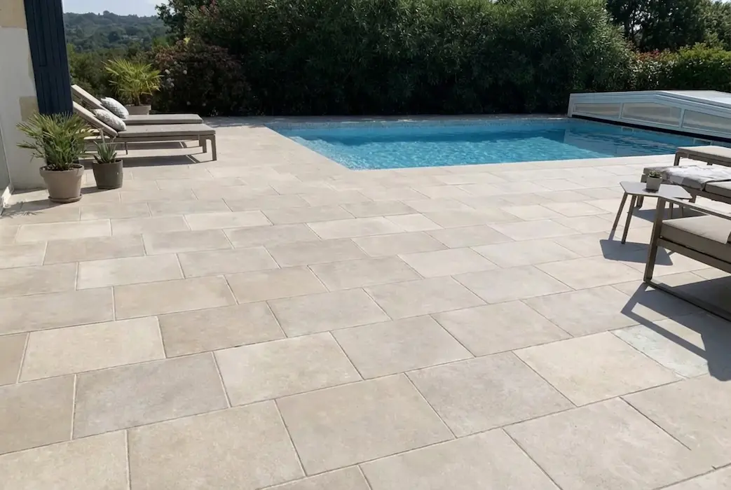 pose de carrelage intérieur et terrasse à Hendaye : gros plan sur un carrelage de terrasse fraîchement posé avec joints nets
