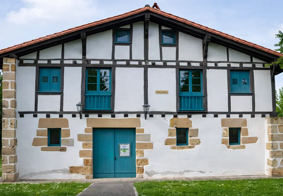 fachada reformada en hendaya por Reformas Ordoñez