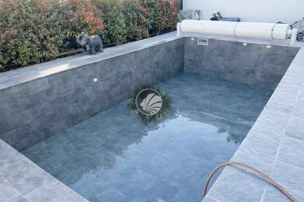 poseur carreleur de carrelage de piscine à hendaye réalisé par notre entreprise.