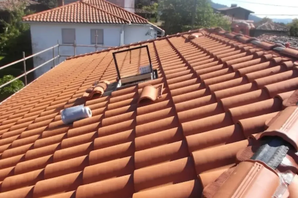 Étanchéité et Velux à Biarritz — Reformas Ordoñez étanchéité refaite sur le toit-terrasse d'un immeuble à Biarritz