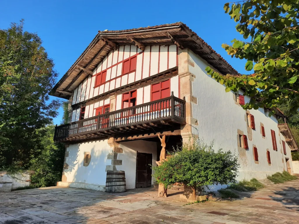 caseria-vasco-rehabilitado-bera-bidasoa-urrugne-reformas-ordonez Caserío vasco rehabilitado con piedra y teja árabe en la zona fronteriza vasca — Reformas Ordoñez