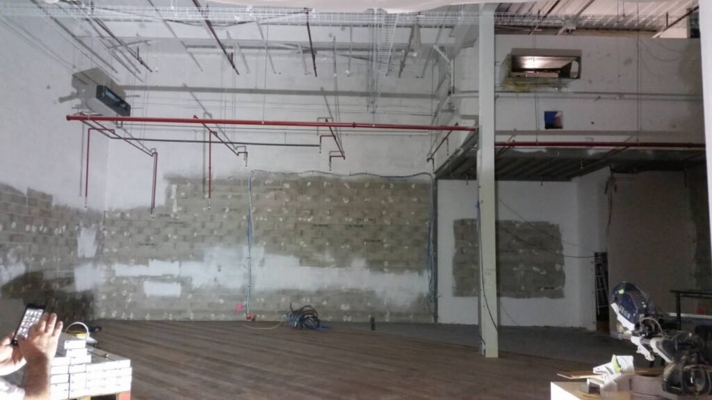 Local comercial en proceso de reforma en Irún — instalaciones y tabiquería nueva — Reformas Ordoñez