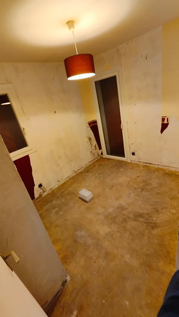 Solera desnuda con manchas de humedad en habitación antes de la reforma del suelo — Saint-Jean-de-Luz, Reformas Ordoñez