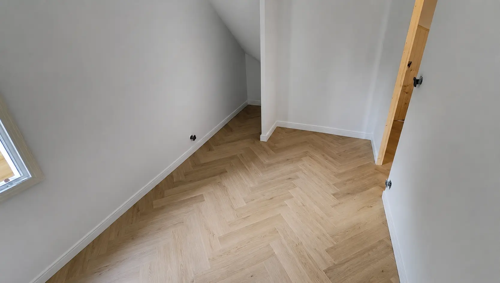 Habitación reformada con suelo en espiga de roble natural y acceso a balcón — proyecto terminado en Saint-Jean-de-Luz por Reformas Ordoñez