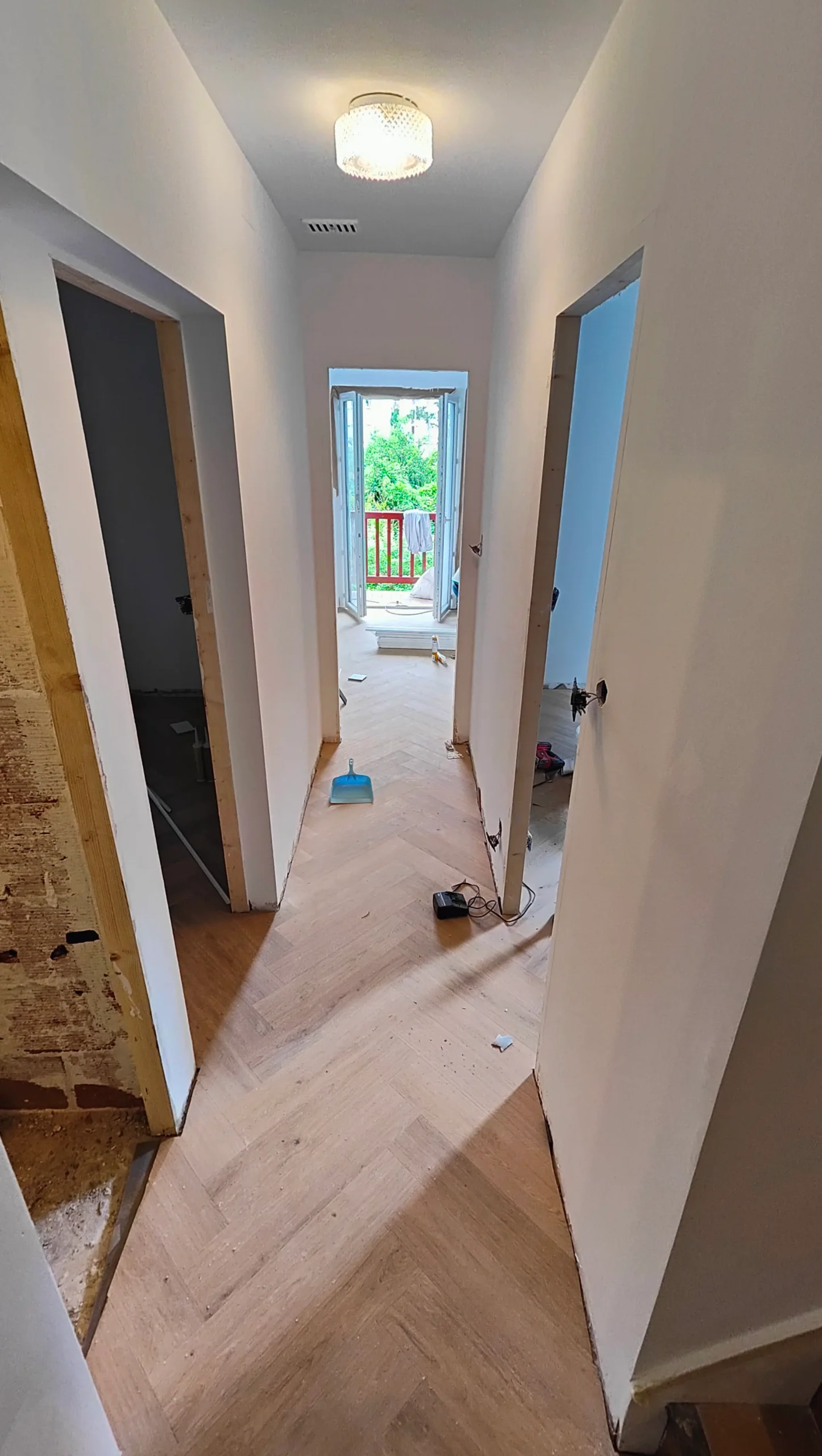 Pasillo durante la instalación del parquet en espiga de roble natural Quick-Step — obra en curso en Saint-Jean-de-Luz