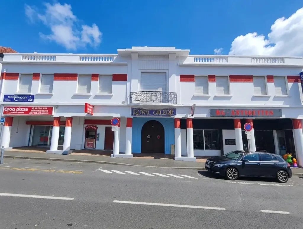 pintores de fachadas en Hendaya — villa neovasca de fachada blanca con contraventanas y entramado en rojo vasco recién pintada, cerca de la playa