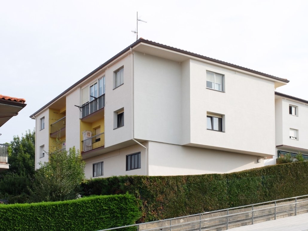 interlocuteur unique supervisant un ravalement de façade