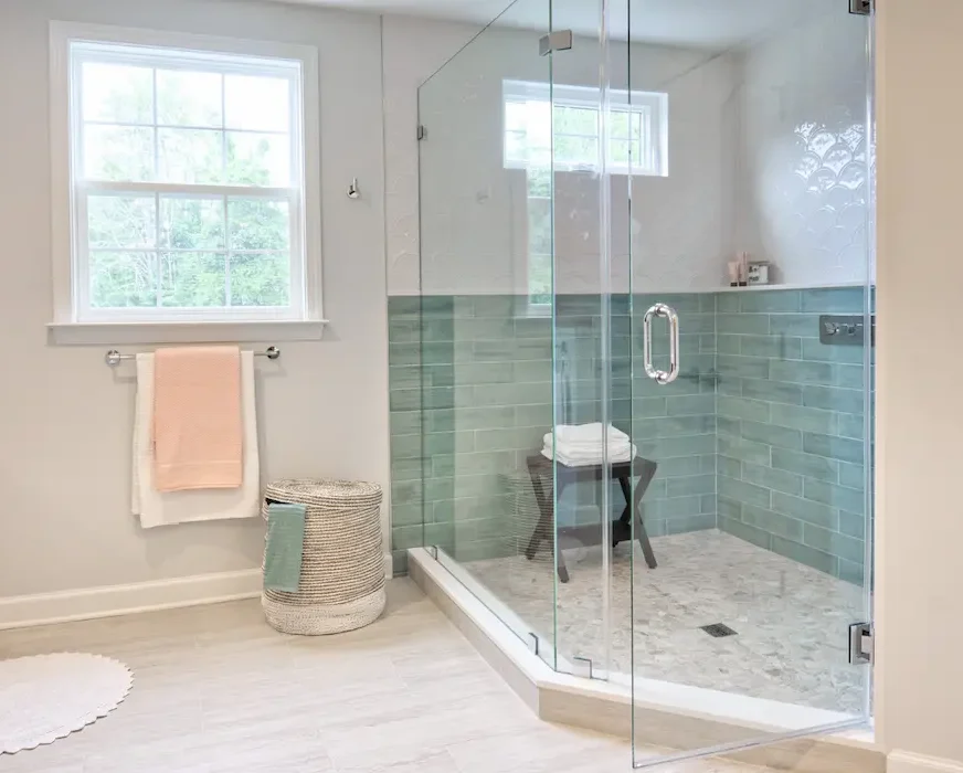 interlocuteur unique supervisant une rénovation de salle de bain : chef de chantier en discussion avec un carreleur et un plombier dans une salle de bain en travaux