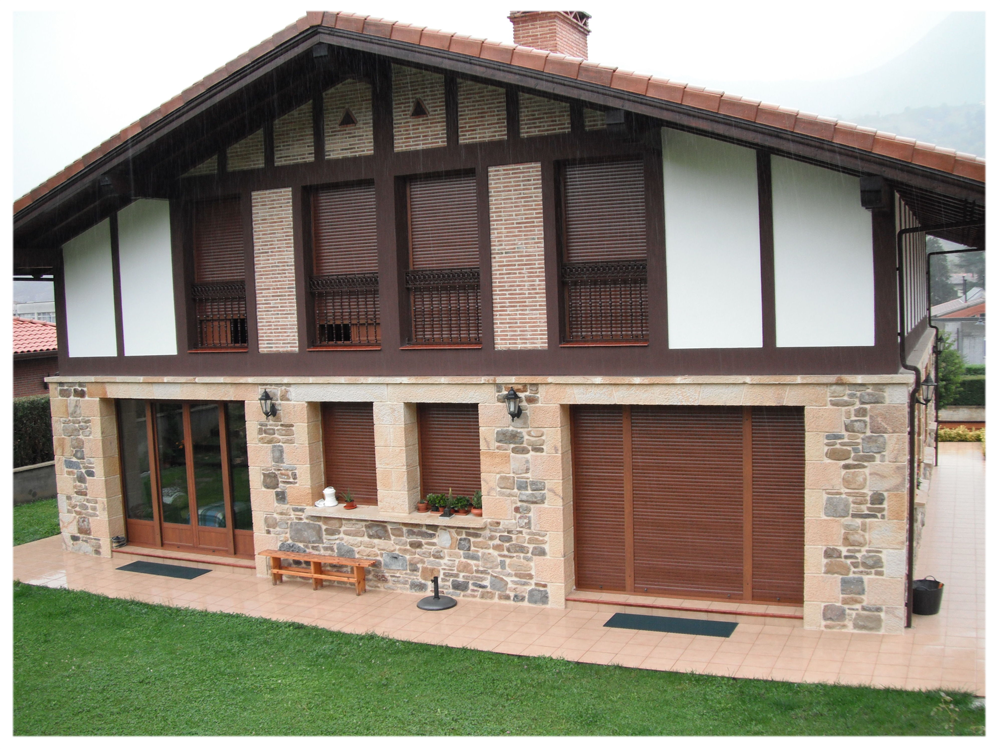 traitement anti-mousse d'une façade au Pays Basque