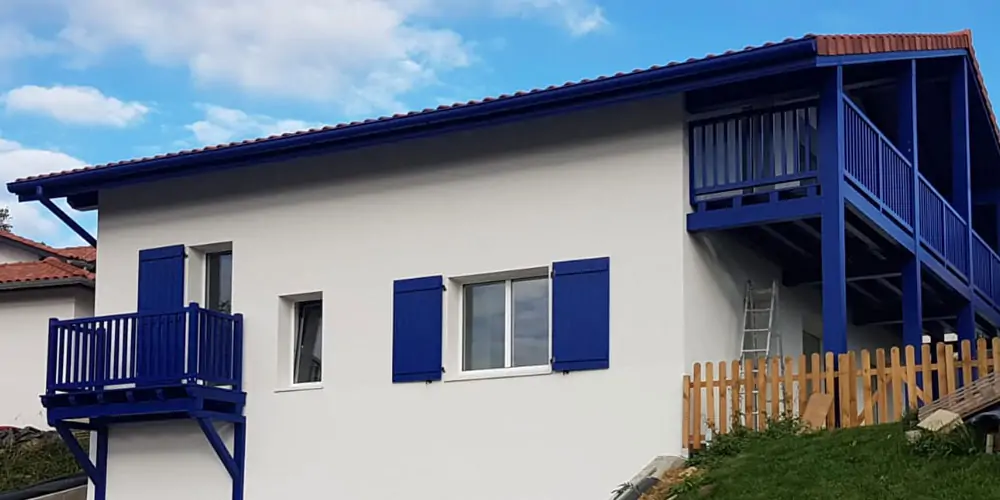 peinture de façade résistante aux embruns au Pays Basque