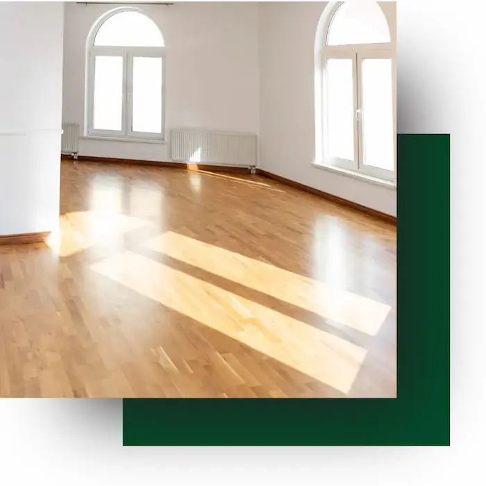  sol neuf posé après travaux au Pays Basque : salon lumineux avec parquet flottant neuf terminé, meubles réinstallés, ambiance chaleureuse en fin de journée