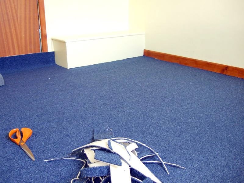 résultat pose de moquette à Saint-Jean-de-Luz — chambre : chambre terminée avec moquette douce claire, lumière naturelle par la fenêtre