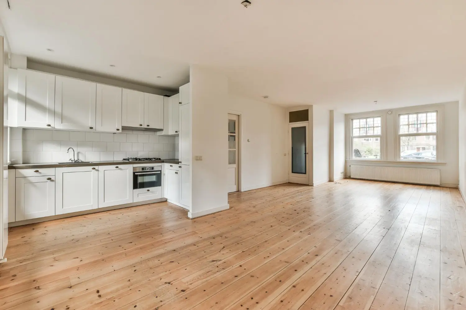 résultat pose de parquet flottant à Urrugne : salon avec parquet flottant terminé, meubles réinstallés, plinthes posées proprement