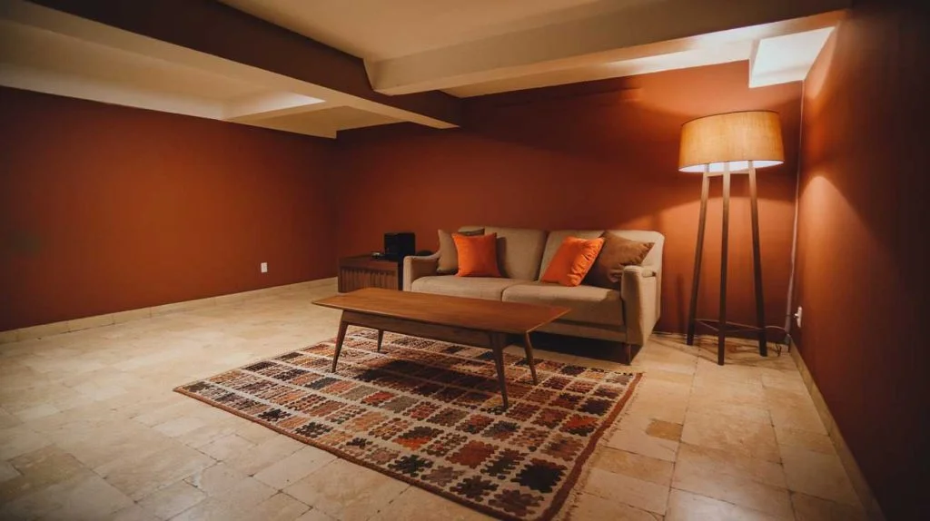 résultat rénovation intégrale à Hendaye — sols en carrelage grand format : séjour ouvert terminé avec carrelage grand format et grandes baies vitrées