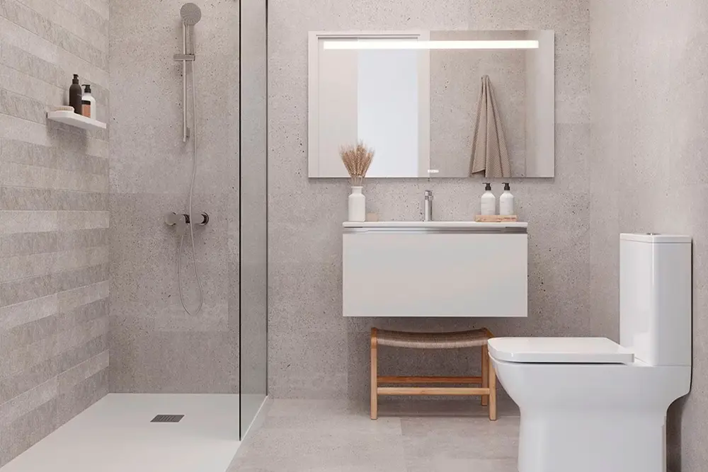 résultat rénovation salle de bain à Urrugne — étanchéité renforcée : salle de bain rénovée années 1980, carrelage neuf et joints étanches sans trace d'humidité