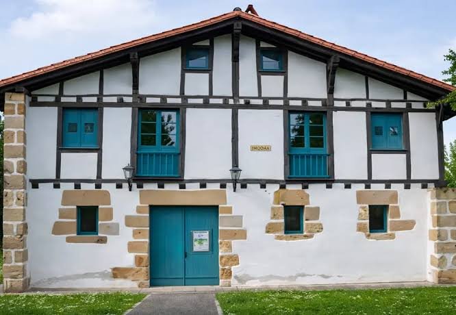 enduit de façade appliqué lors d'un ravalement au Pays Basque