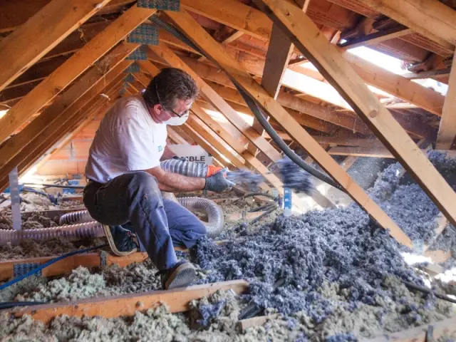 Soufflage d'isolant thermique dans les combles d'une bâtisse traditionnelle à Urrugne.