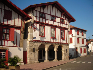résultat ravalement de façade à Biriatu : façade complète après ravalement, enduit résistant à l'humidité, vue de la rue