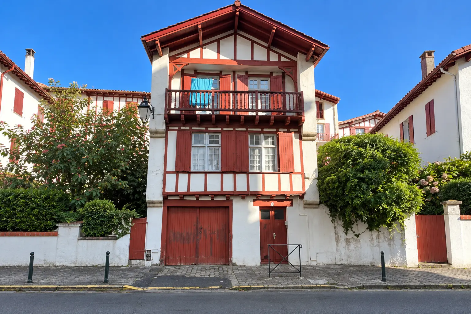 Casa tradicional vasca con balcon