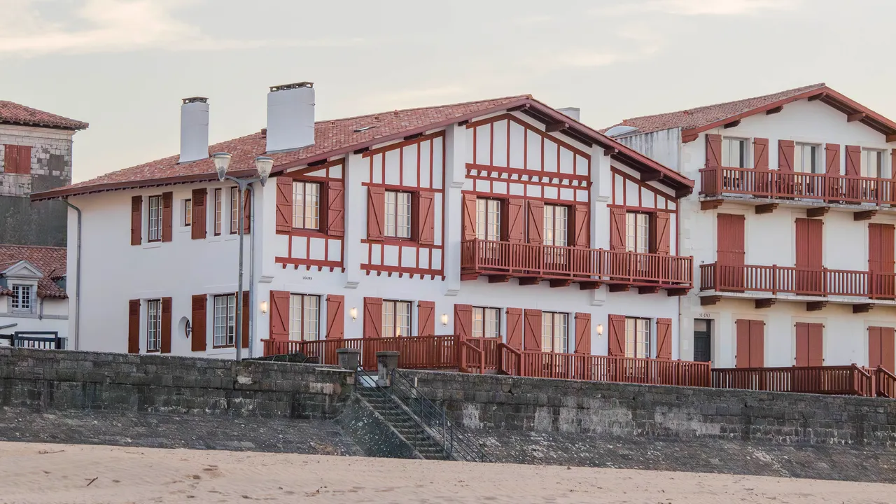 casa de Hendaya con la fachada blanca recién pintada y las carpinterías en rojo vasco