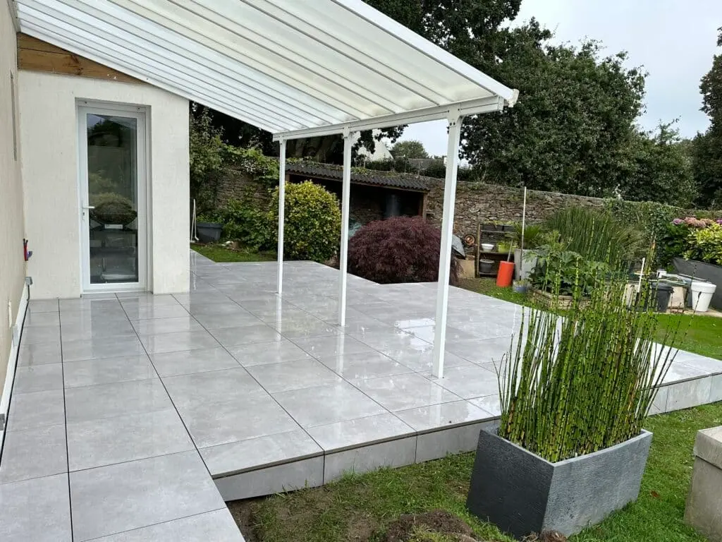 Carreleur terrasse à Biarritz — Reformas Ordoñez arreleur terrasse à Biarritz — terrasse carrelée antidérapante avec vue sur l'océan