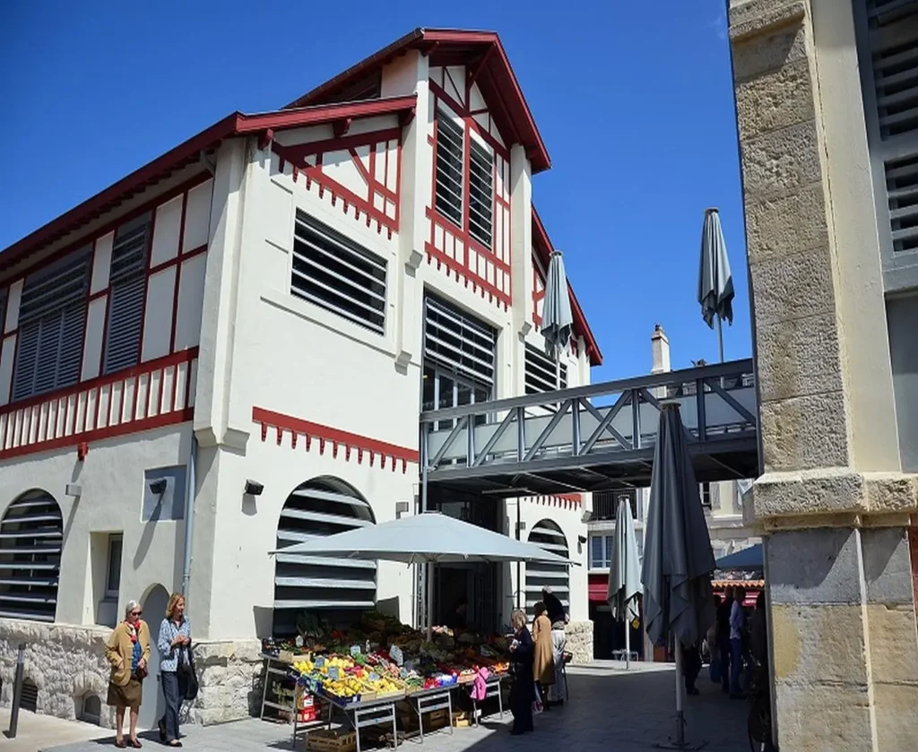 Nettoyage de façade à Biarritz — Reformas Ordoñez nettoyage de façade à Biarritz — moitié de façade nettoyée, moitié encore noircie