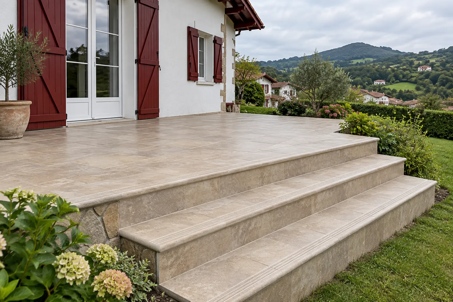résultat terrasse carrelée imitation pierre avec nez de marche à Urrugne