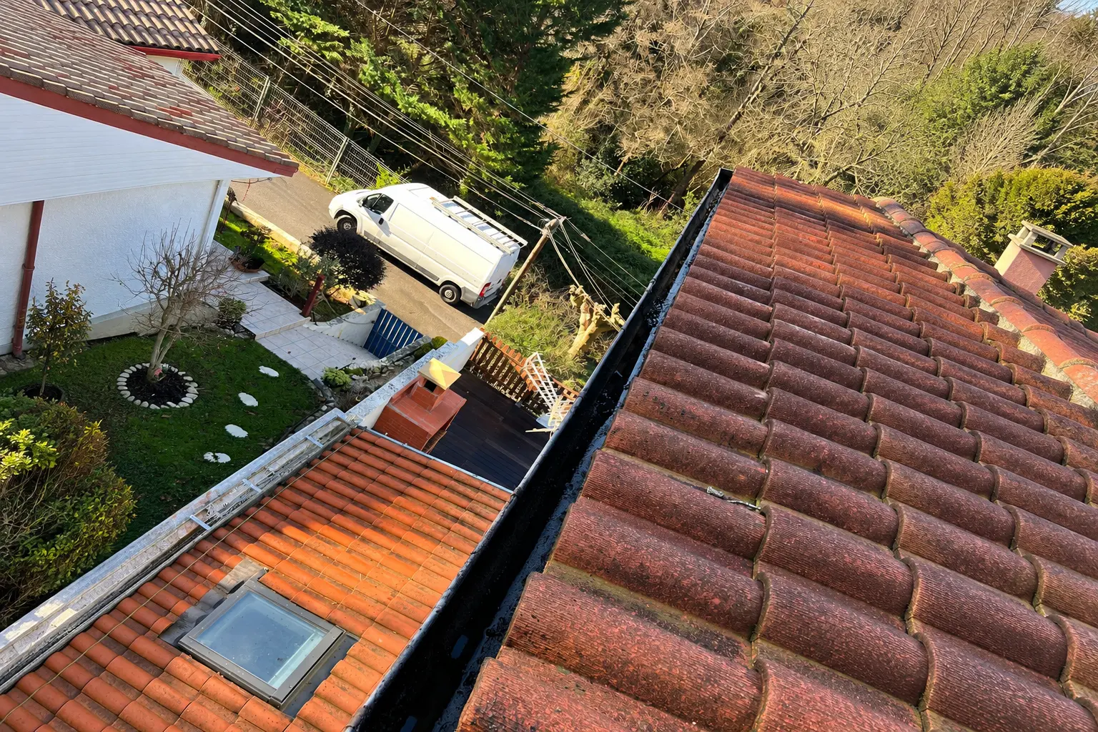 résultat zinguerie en zinc prépatiné avec gouttières neuves sur une maison à Urrugne