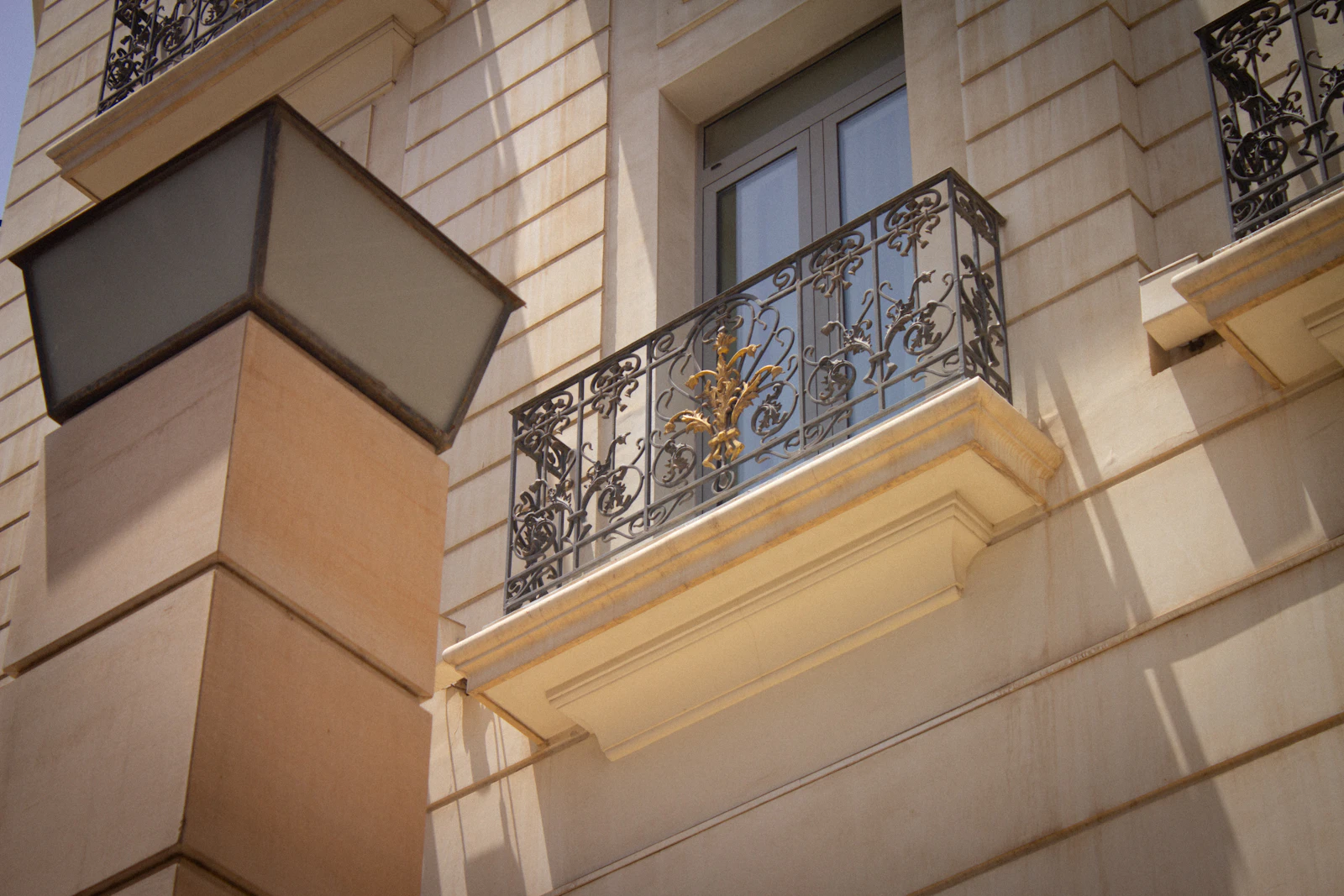 nuancier et pots de peinture minérale comparés sur une façade à Biarritz