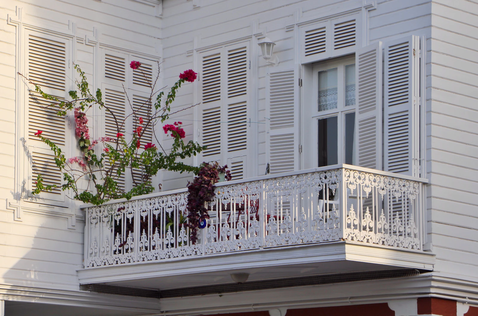 balcon garde corps blanc volets unsplash