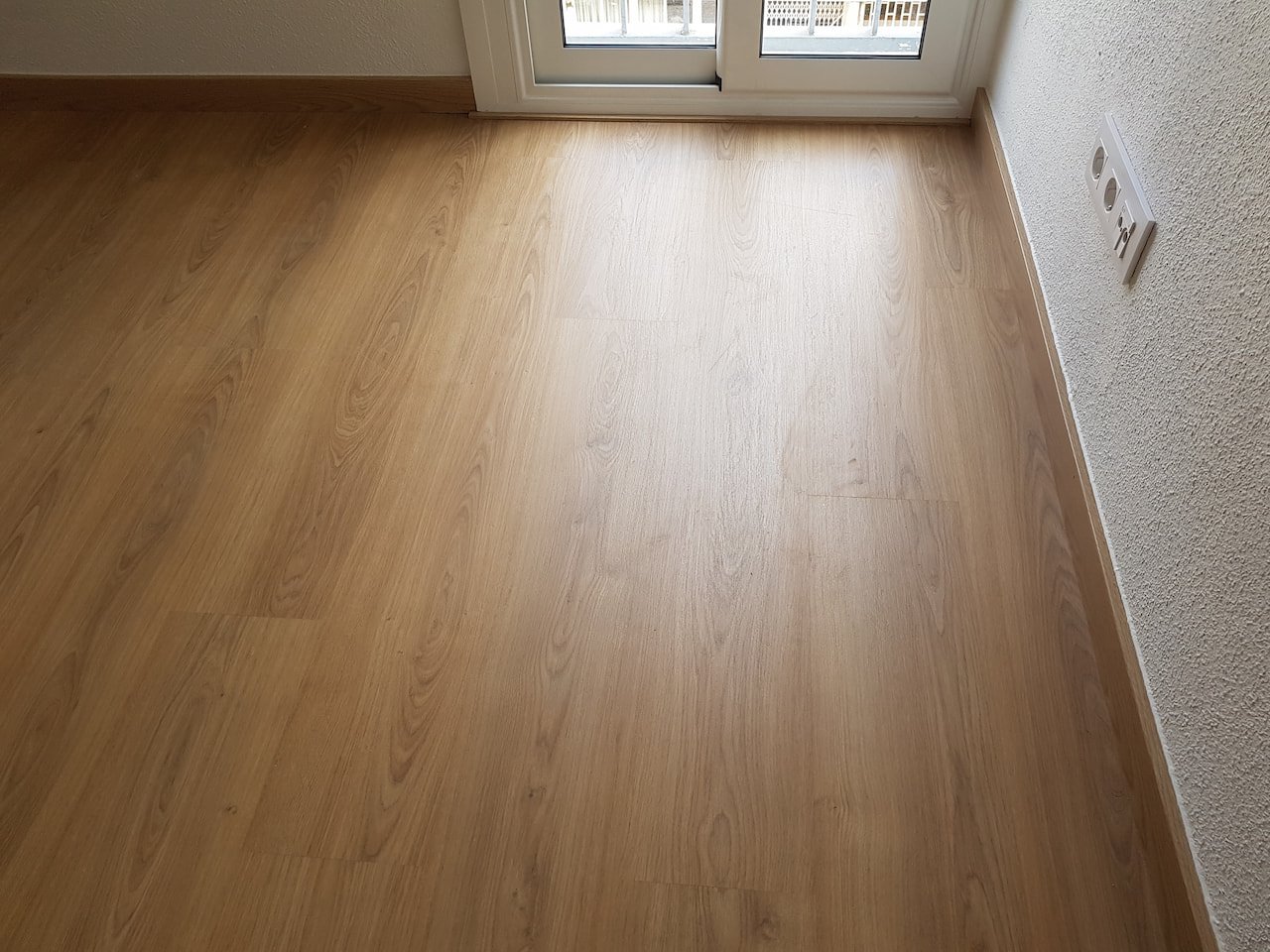 poseur de parquet à Biarritz posant des lames de chêne dans un séjour lumineux