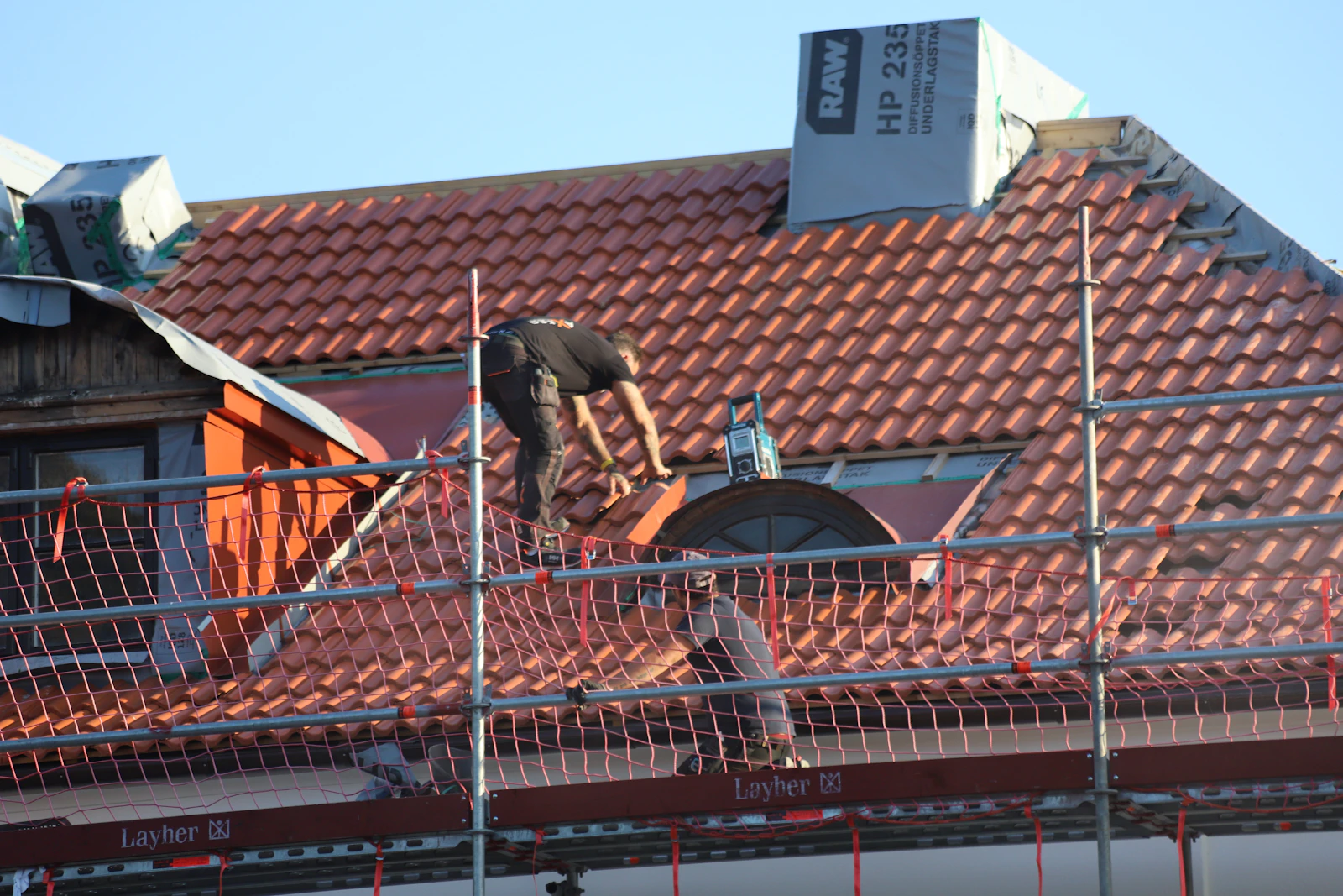 démoussage à basse pression de tuiles anciennes à Biarritz