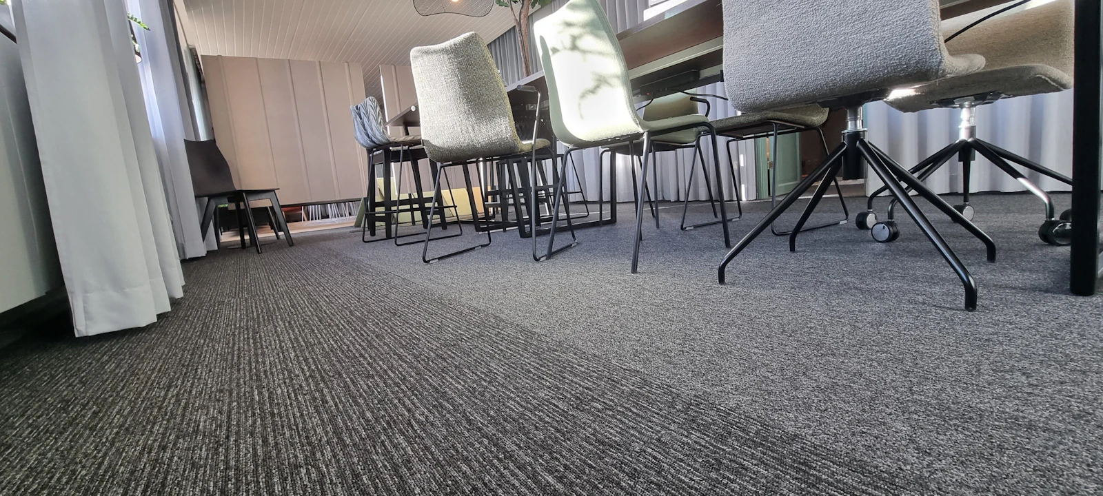 dalles de moquette dans un bureau à Saint-Jean-de-Luz