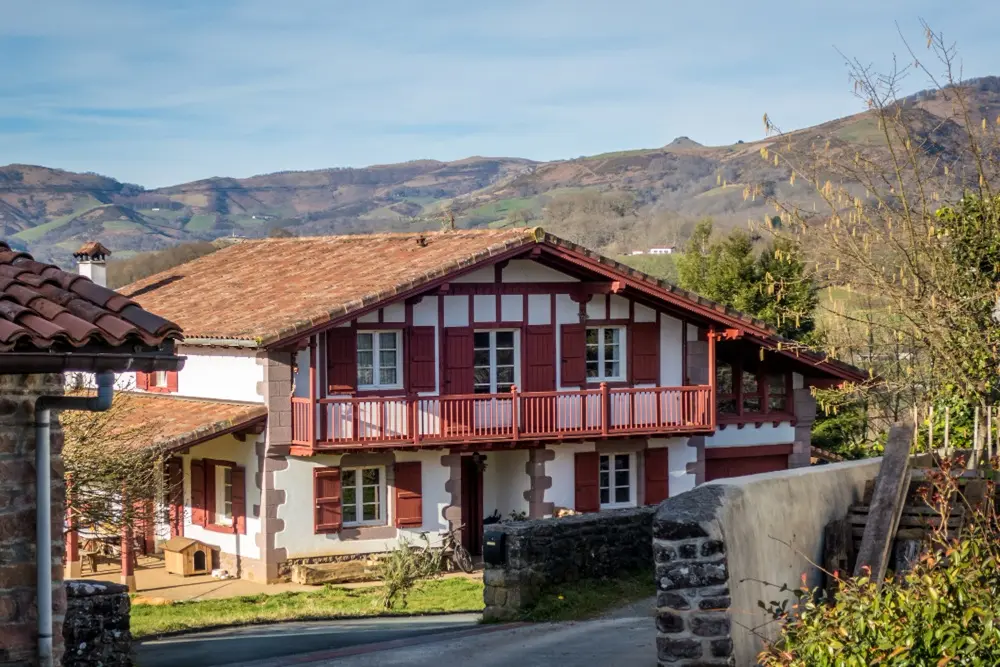 façade rénovée dans le style local à Guéthary : façade de villa labourdine avec enduit refait à l'identique, colombages repeints