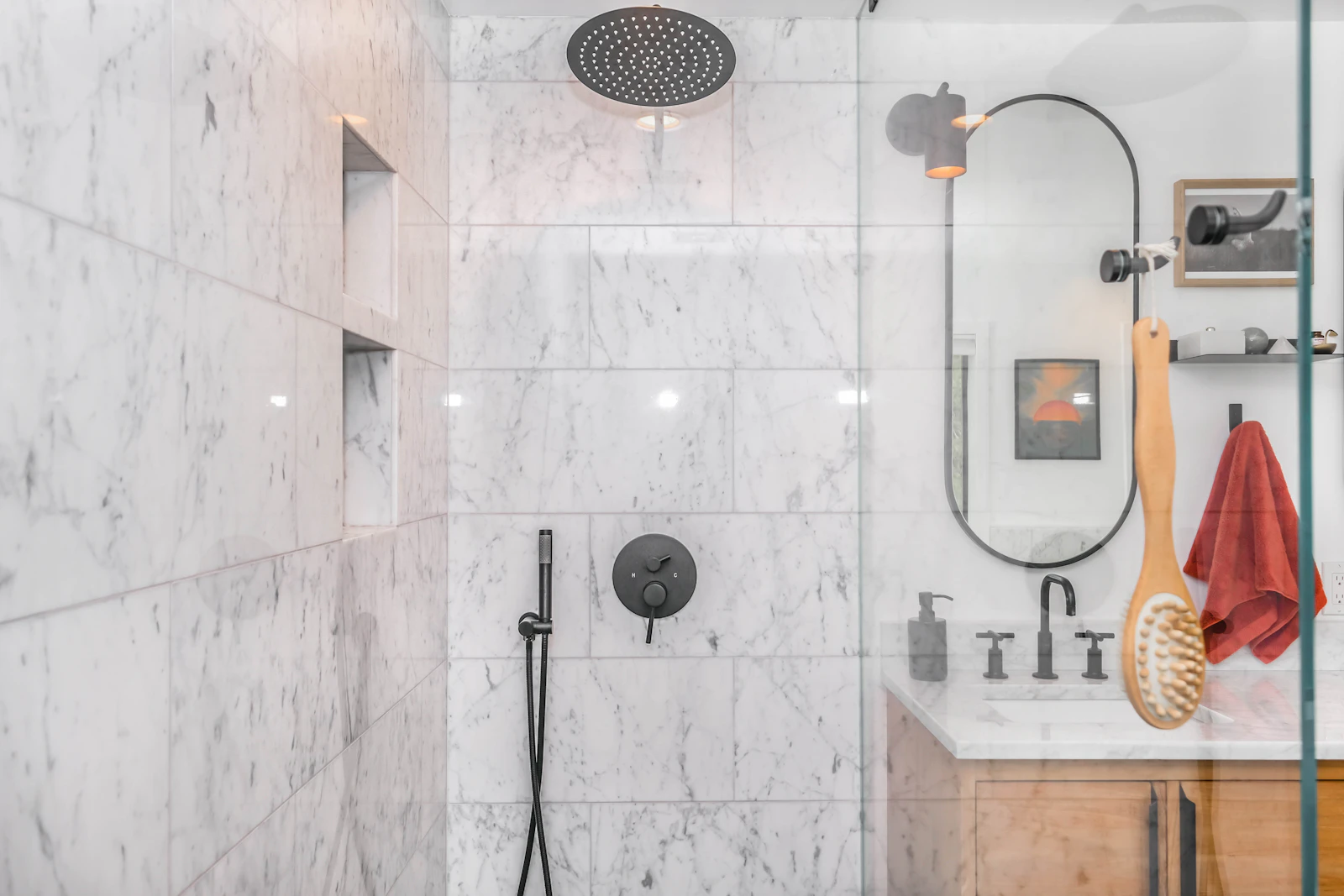 mampara fija de vidrio templado instalada tras un cambio de bañera por ducha en San Sebastián