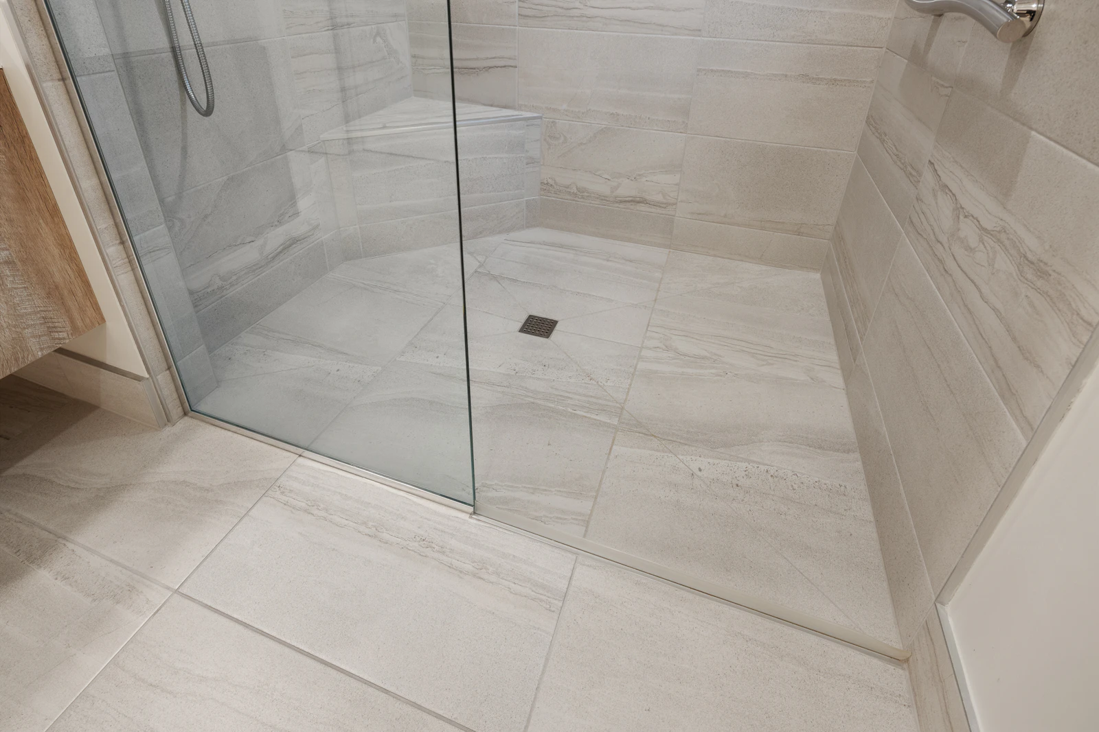 rénovation de salle de bain à Hendaye — douche et carrelage : douche à l'italienne carrelée fraîchement terminée, salle de bain rénovée