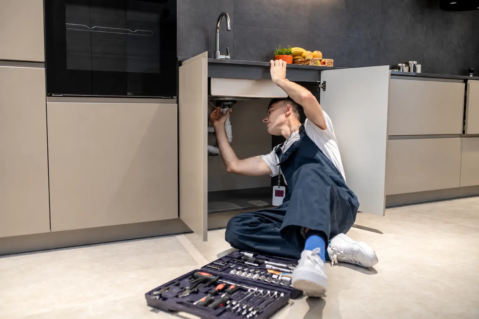 jefe de obra comprobando la entrega de los muebles de cocina en la obra con el montador