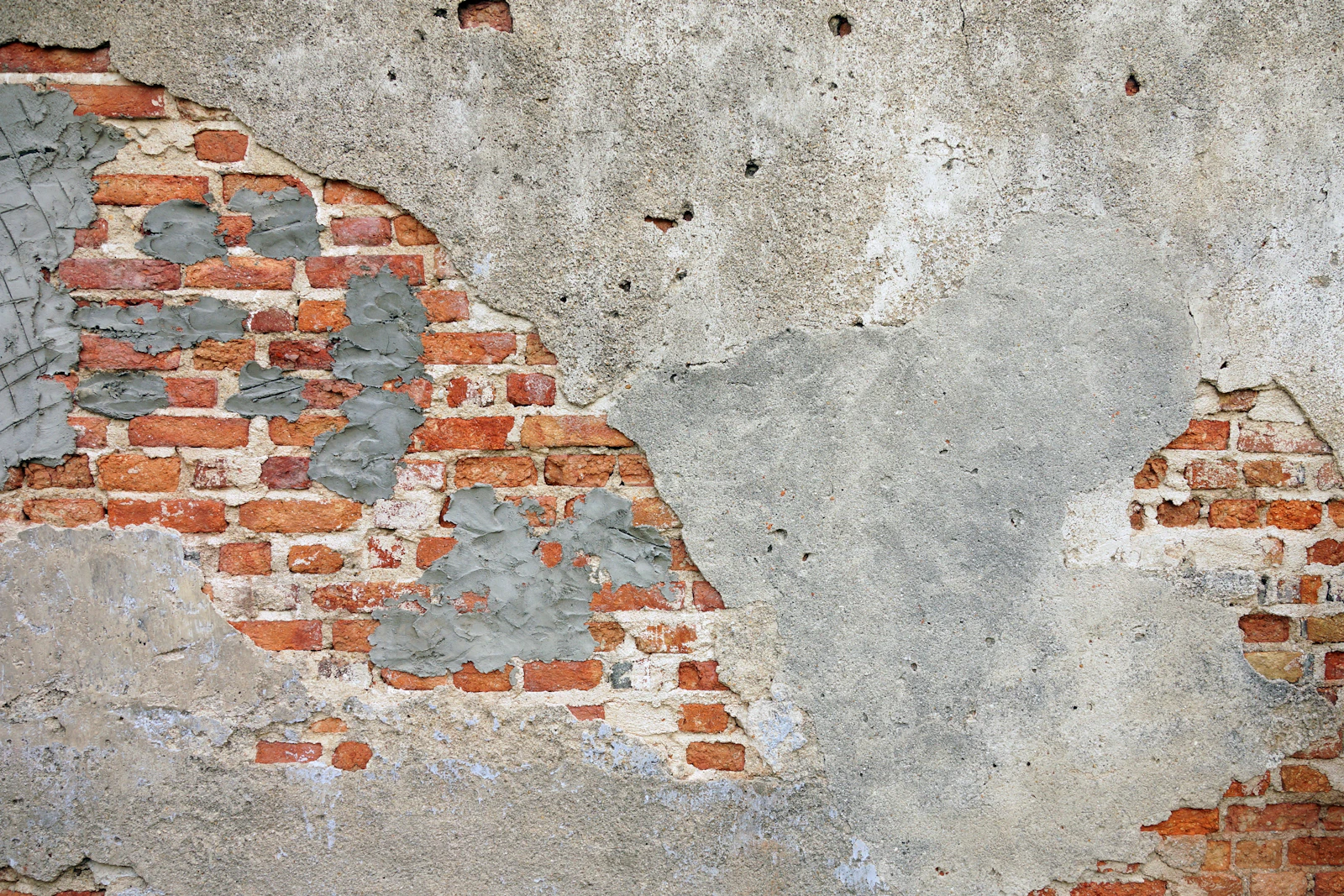muro de planta baja del casco antiguo de Errenteria con el revoco picado para tratar la humedad por capilaridad